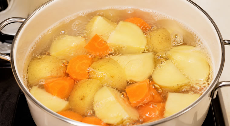 野菜を茹でる